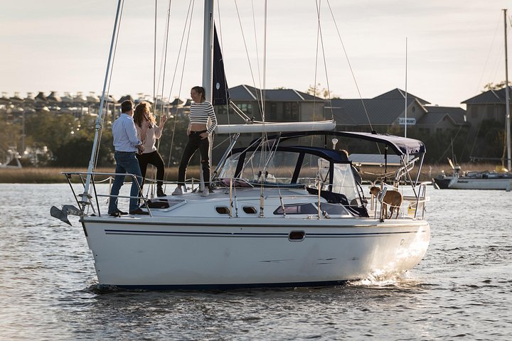 Private Yachtcharter im Hafen von Charleston mit malerischem Blick auf historische Stätten und die Stadtkulisse, Foto 34 | wizardtrip