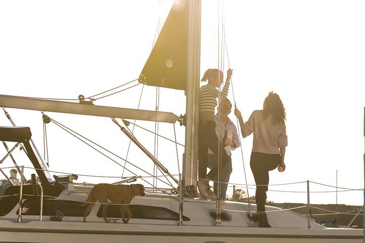 Private Yachtcharter im Hafen von Charleston mit malerischem Blick auf historische Stätten und die Stadtkulisse, Foto 38 | wizardtrip
