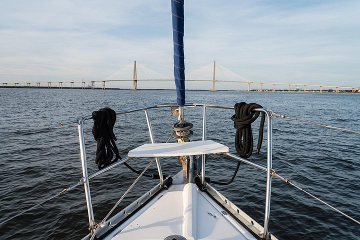 Private Yachtcharter im Hafen von Charleston mit malerischem Blick auf historische Stätten und die Stadtkulisse, Foto 39 | wizardtrip