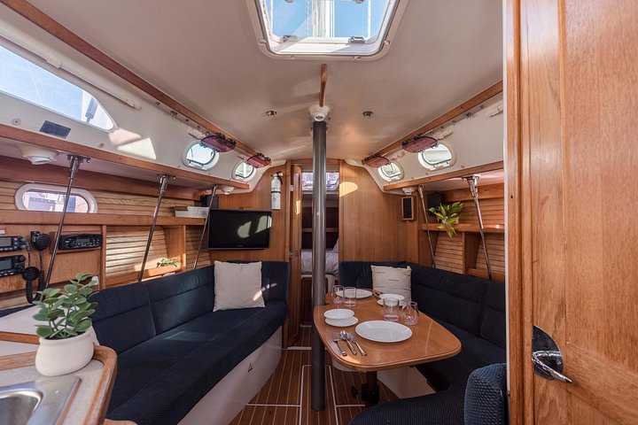 Private Yachtcharter im Hafen von Charleston mit malerischem Blick auf historische Stätten und die Stadtkulisse, Foto 40 | wizardtrip