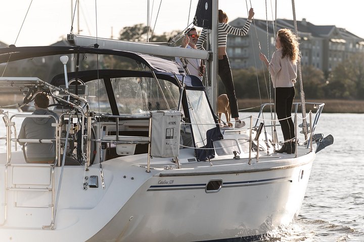 Private Yachtcharter im Hafen von Charleston mit malerischem Blick auf historische Stätten und die Stadtkulisse, Foto 41 | wizardtrip