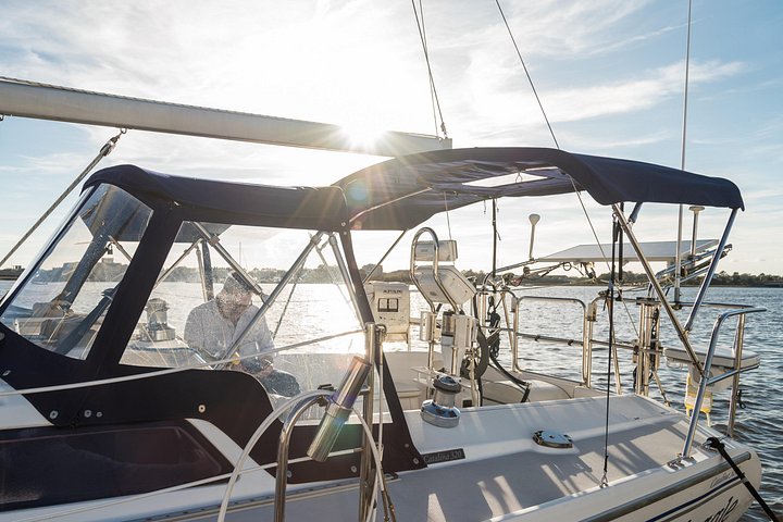 Private Yachtcharter im Hafen von Charleston mit malerischem Blick auf historische Stätten und die Stadtkulisse, Foto 42 | wizardtrip
