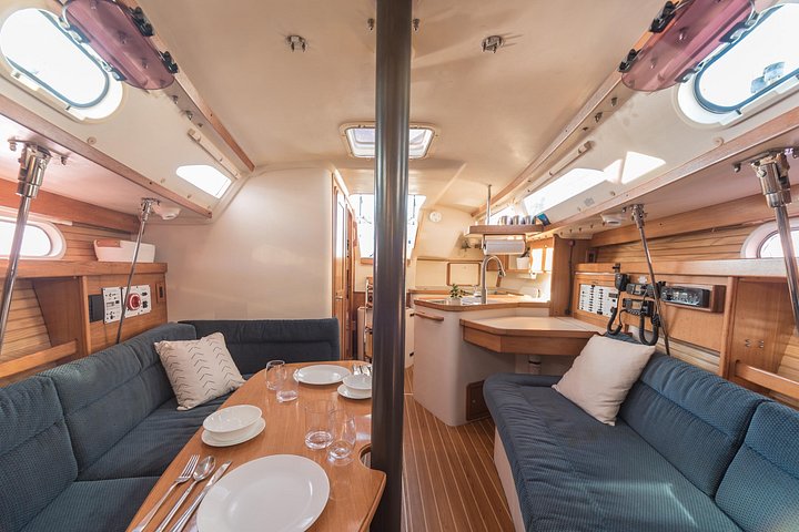 Private Yachtcharter im Hafen von Charleston mit malerischem Blick auf historische Stätten und die Stadtkulisse, Foto 43 | wizardtrip