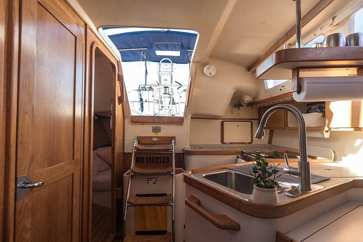Private Yachtcharter im Hafen von Charleston mit malerischem Blick auf historische Stätten und die Stadtkulisse, Foto 44 | wizardtrip