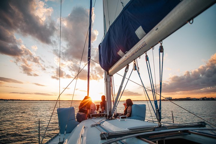 Private Yachtcharter im Hafen von Charleston mit malerischem Blick auf historische Stätten und die Stadtkulisse, Foto 45 | wizardtrip