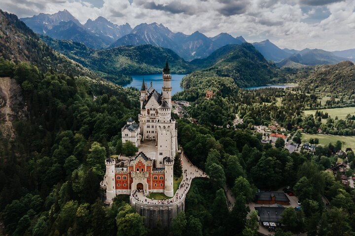 Guided tour to Neuschwanstein Castle from Munich, featuring fairytale architecture and scenic Bavarian Alps, photo 1 | wizardtrip