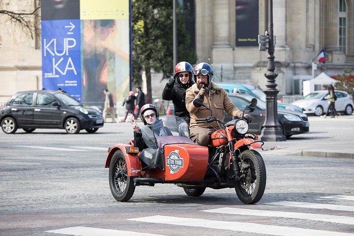 Recorrido en moto sidecar vintage pasando por lugares emblemáticos de París como la Torre Eiffel y el Arco del Triunfo, foto 6 | wizardtrip