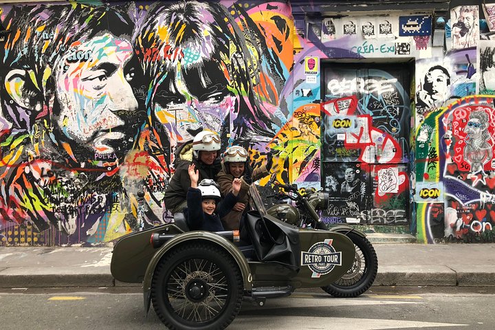 Recorrido en moto sidecar vintage pasando por lugares emblemáticos de París como la Torre Eiffel y el Arco del Triunfo, foto 7 | wizardtrip
