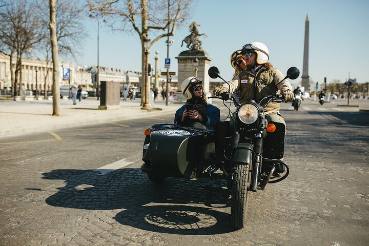 Recorrido en moto sidecar vintage pasando por lugares emblemáticos de París como la Torre Eiffel y el Arco del Triunfo, foto 8 | wizardtrip