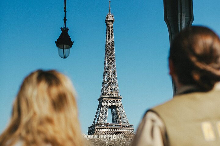 Recorrido en moto sidecar vintage pasando por lugares emblemáticos de París como la Torre Eiffel y el Arco del Triunfo, foto 9 | wizardtrip