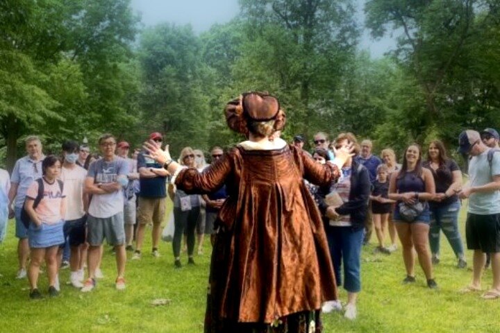 Un guide costumé mène une visite historique à pied le long du Freedom Trail de Boston, présentant des monuments coloniaux, photo 6 | wizardtrip