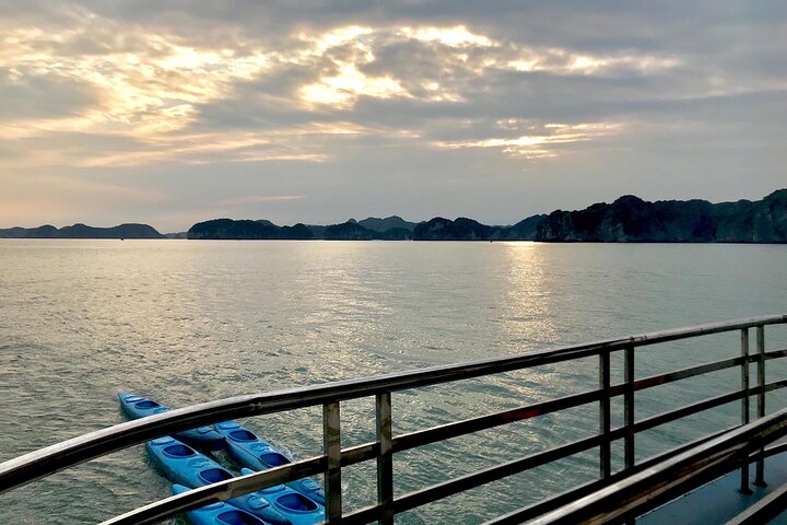 Heldags båttur som utforskar Lan Ha och Ha Long Bay från Cat Ba, med kajakpaddling och bad, foto 11 | wizardtrip