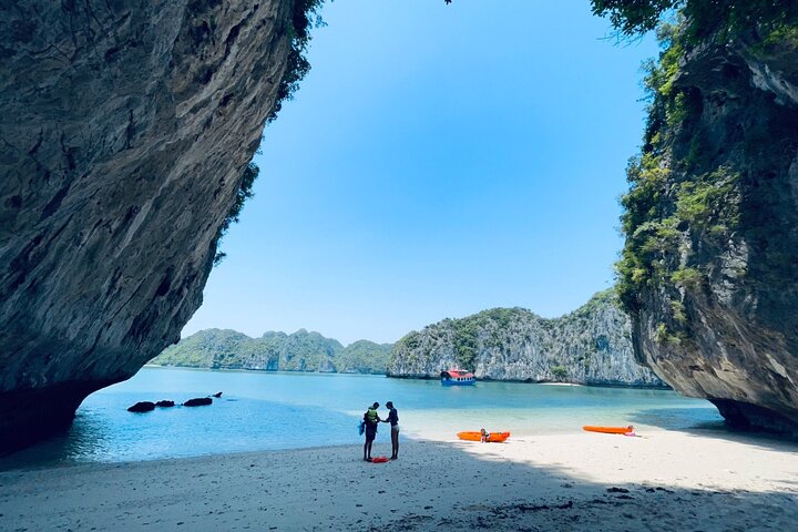 Heldags båttur som utforskar Lan Ha och Ha Long Bay från Cat Ba, med kajakpaddling och bad, foto 13 | wizardtrip