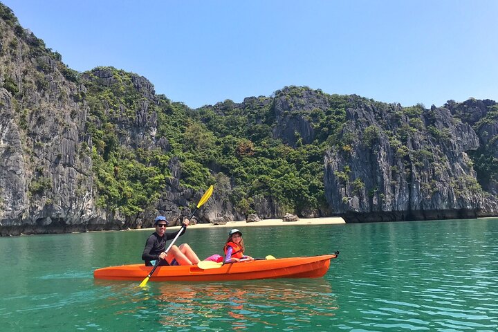 Heldags båttur som utforskar Lan Ha och Ha Long Bay från Cat Ba, med kajakpaddling och bad, foto 14 | wizardtrip