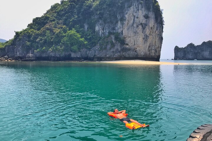 Heldags båttur som utforskar Lan Ha och Ha Long Bay från Cat Ba, med kajakpaddling och bad, foto 15 | wizardtrip