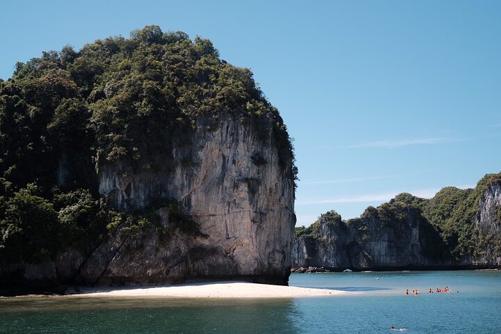 Heldags båttur som utforskar Lan Ha och Ha Long Bay från Cat Ba, med kajakpaddling och bad, foto 17 | wizardtrip