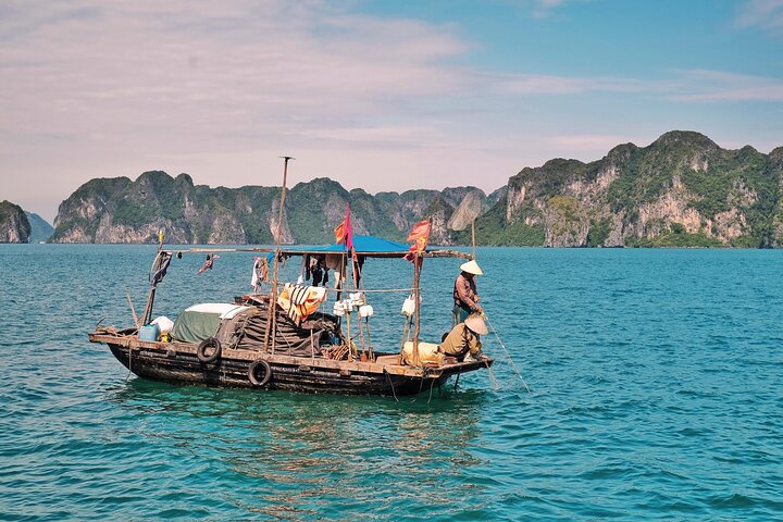 Heldags båttur som utforskar Lan Ha och Ha Long Bay från Cat Ba, med kajakpaddling och bad, foto 19 | wizardtrip