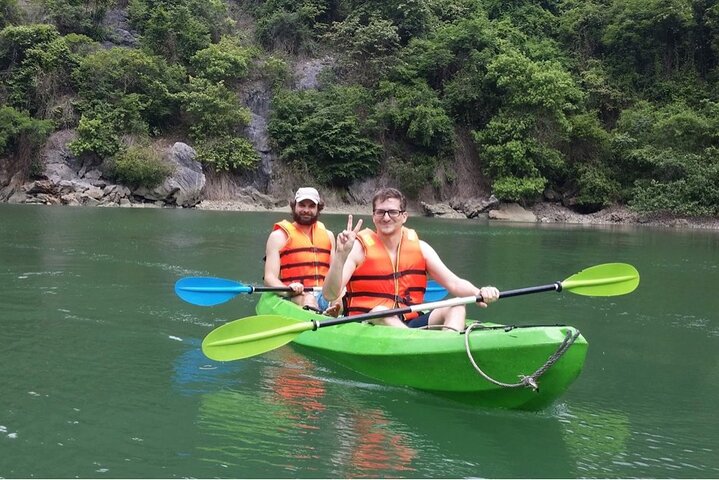 Heldags båttur som utforskar Lan Ha och Ha Long Bay från Cat Ba, med kajakpaddling och bad, foto 21 | wizardtrip