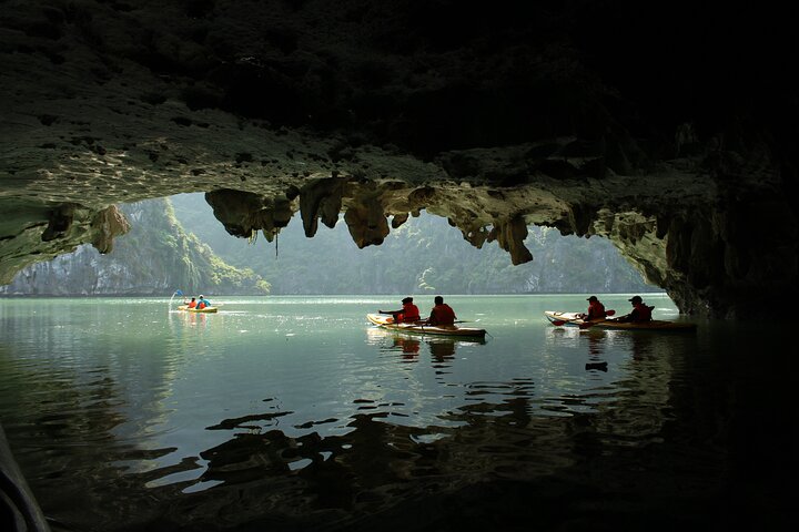 Heldags båttur som utforskar Lan Ha och Ha Long Bay från Cat Ba, med kajakpaddling och bad, foto 22 | wizardtrip