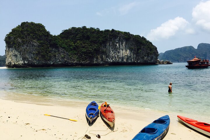 Heldags båttur som utforskar Lan Ha och Ha Long Bay från Cat Ba, med kajakpaddling och bad, foto 23 | wizardtrip