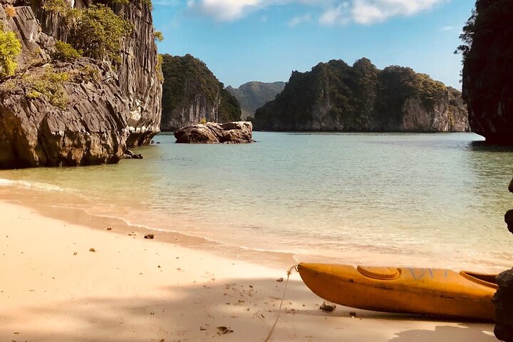 Heldags båttur som utforskar Lan Ha och Ha Long Bay från Cat Ba, med kajakpaddling och bad, foto 27 | wizardtrip