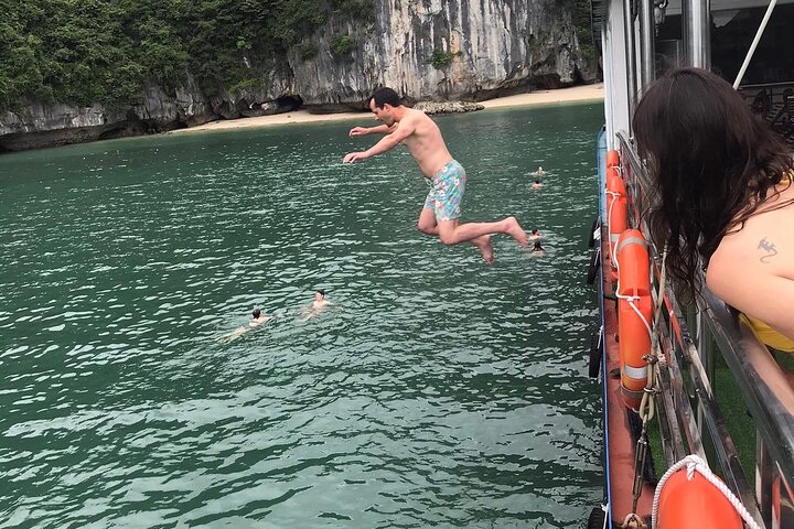 Heldags båttur som utforskar Lan Ha och Ha Long Bay från Cat Ba, med kajakpaddling och bad, foto 28 | wizardtrip
