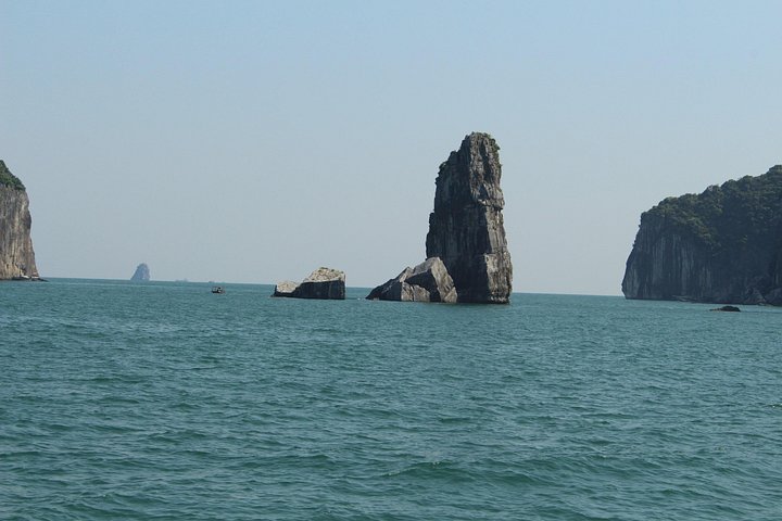 Cruise through the stunning limestone karsts of Lan Ha and Ha Long Bay on a multi-day adventure from Cat Ba, photo 12 | wizardtrip