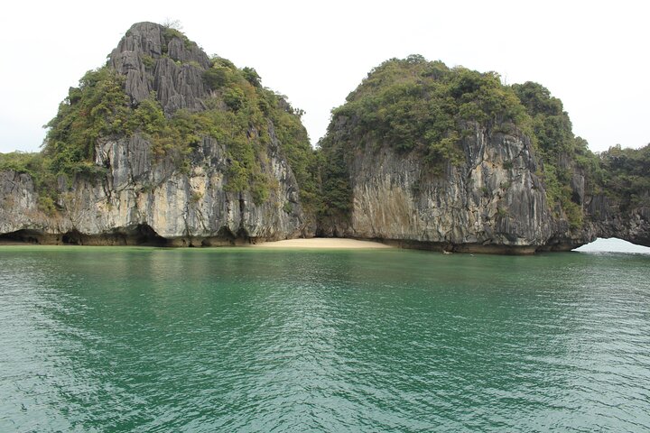 Cruise through the stunning limestone karsts of Lan Ha and Ha Long Bay on a multi-day adventure from Cat Ba, photo 13 | wizardtrip