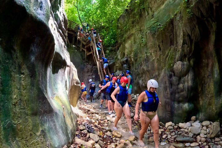 Passeio de aventura às 27 Cascatas de Damajagua em Puerto Plata, República Dominicana, com escorregas e piscinas naturais, foto 8 | wizardtrip