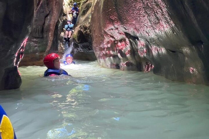 Passeio de aventura às 27 Cascatas de Damajagua em Puerto Plata, República Dominicana, com escorregas e piscinas naturais, foto 20 | wizardtrip