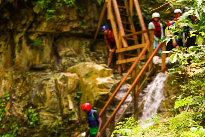 Passeio de aventura às 27 Cascatas de Damajagua em Puerto Plata, República Dominicana, com escorregas e piscinas naturais, foto 23 | wizardtrip