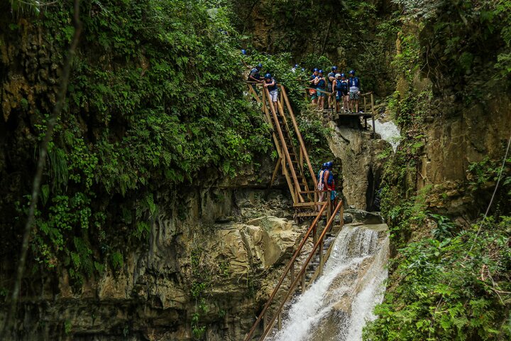 Passeio de aventura às 27 Cascatas de Damajagua em Puerto Plata, República Dominicana, com escorregas e piscinas naturais, foto 46 | wizardtrip