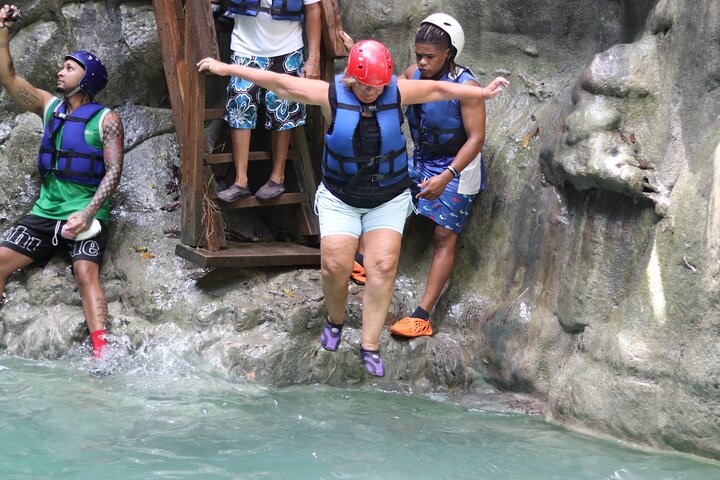 Passeio de aventura às 27 Cascatas de Damajagua em Puerto Plata, República Dominicana, com escorregas e piscinas naturais, foto 49 | wizardtrip