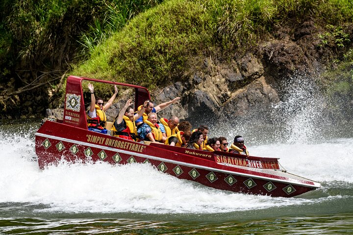 Jetbåt som navigerar Sigatokafloden på Fiji, med passagerare som njuter av det natursköna landskapet och bybesöket, foto 7 | wizardtrip