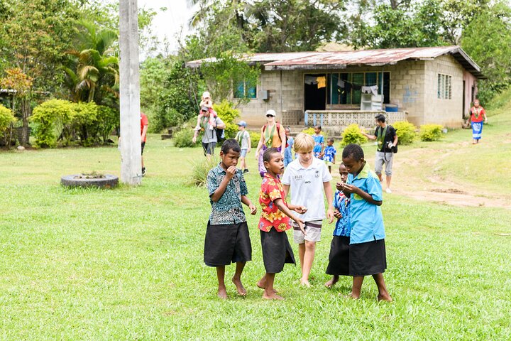 Jetbåt som navigerar Sigatokafloden på Fiji, med passagerare som njuter av det natursköna landskapet och bybesöket, foto 9 | wizardtrip