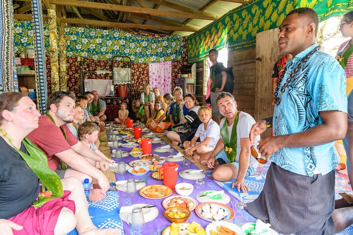 Jetbåt som navigerar Sigatokafloden på Fiji, med passagerare som njuter av det natursköna landskapet och bybesöket, foto 10 | wizardtrip