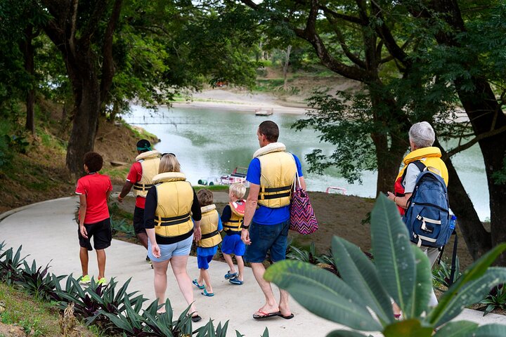 Jetbåt som navigerar Sigatokafloden på Fiji, med passagerare som njuter av det natursköna landskapet och bybesöket, foto 14 | wizardtrip