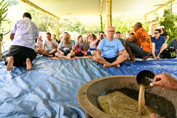 Jetbåt som navigerar Sigatokafloden på Fiji, med passagerare som njuter av det natursköna landskapet och bybesöket, foto 17 | wizardtrip