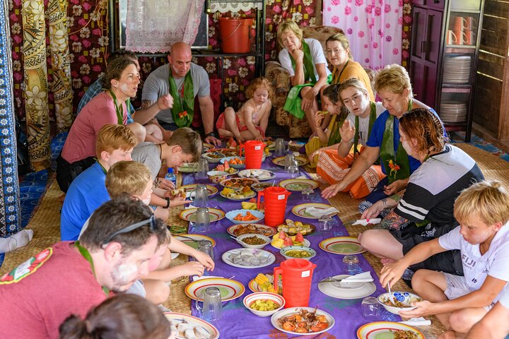 Jetbåt som navigerar Sigatokafloden på Fiji, med passagerare som njuter av det natursköna landskapet och bybesöket, foto 18 | wizardtrip