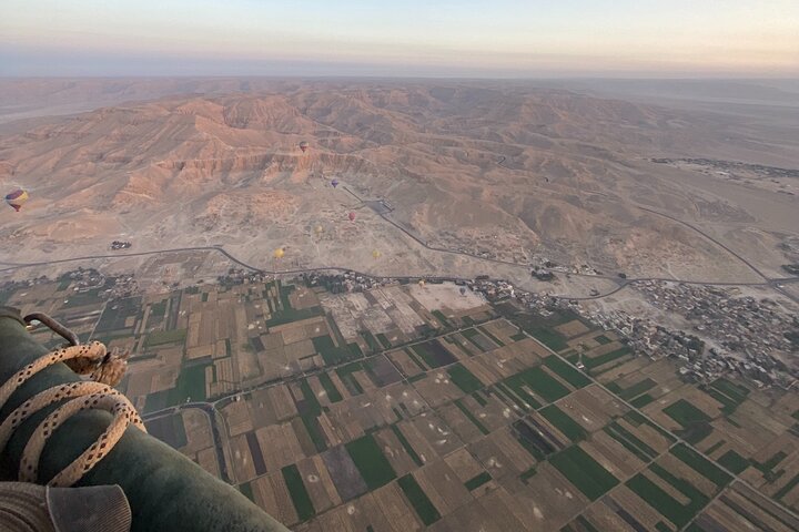 日の出のルクソール上空を漂う熱気球、古代エジプトのランドマークの空撮ビューを提供、写真10 | wizardtrip