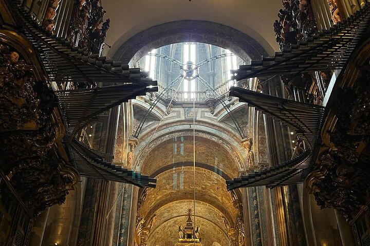 Guided tour inside the historic Santiago de Compostela Cathedral, Spain, photo 6 | wizardtrip