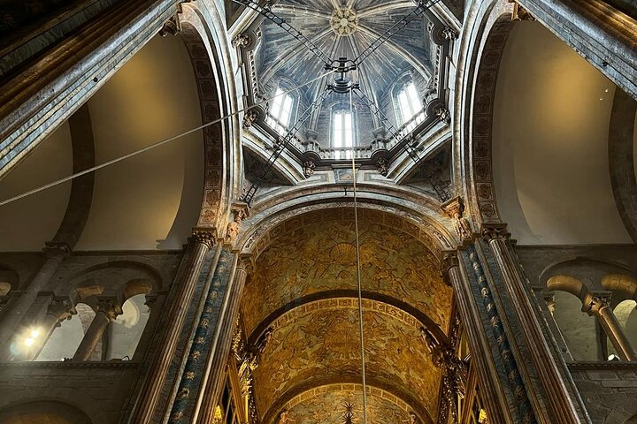 Guided tour inside the historic Santiago de Compostela Cathedral, Spain, photo 7 | wizardtrip