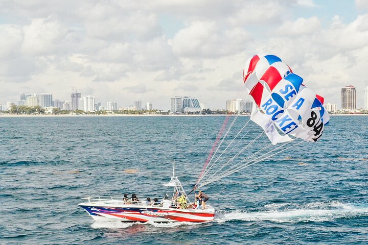Aventure en parachute ascensionnel au-dessus de l'océan à Fort Lauderdale, Floride, offrant des vues côtières magnifiques, photo 11 | wizardtrip