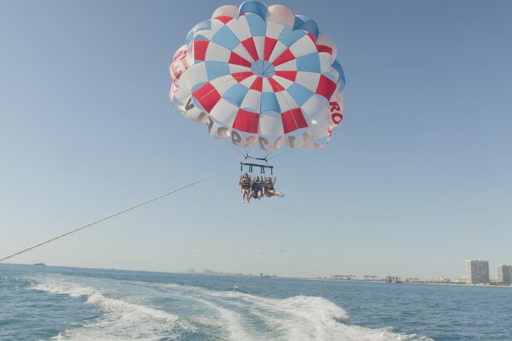 Aventure en parachute ascensionnel au-dessus de l'océan à Fort Lauderdale, Floride, offrant des vues côtières magnifiques, photo 47 | wizardtrip