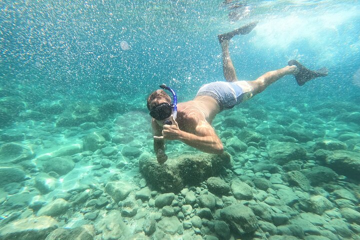 ミロス島のカタマランクルーズ、ビーチや海の洞窟を訪れ、水泳とランチを楽しむ、写真8 | wizardtrip