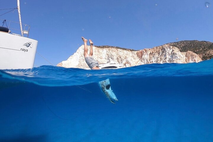 ミロス島のカタマランクルーズ、ビーチや海の洞窟を訪れ、水泳とランチを楽しむ、写真10 | wizardtrip