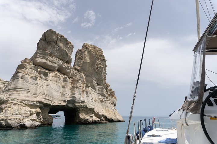 ミロス島のカタマランクルーズ、ビーチや海の洞窟を訪れ、水泳とランチを楽しむ、写真11 | wizardtrip