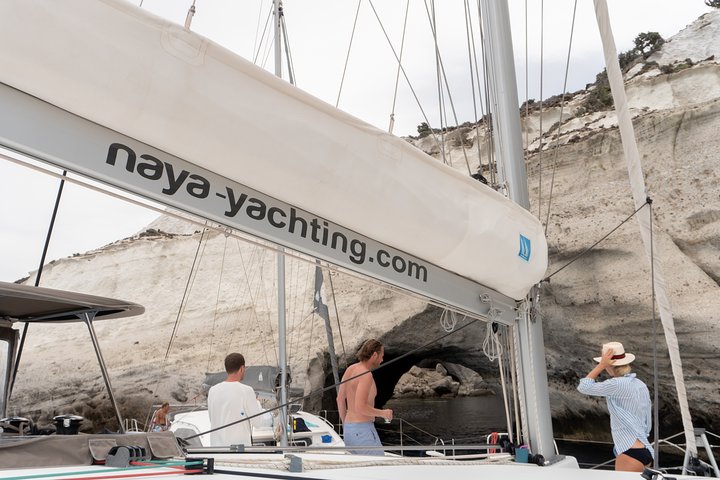 ミロス島のカタマランクルーズ、ビーチや海の洞窟を訪れ、水泳とランチを楽しむ、写真12 | wizardtrip
