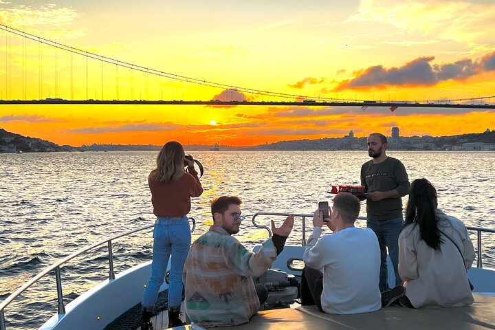 Croisière au coucher du soleil sur un yacht de luxe avec guide et snacks | wizardtrip