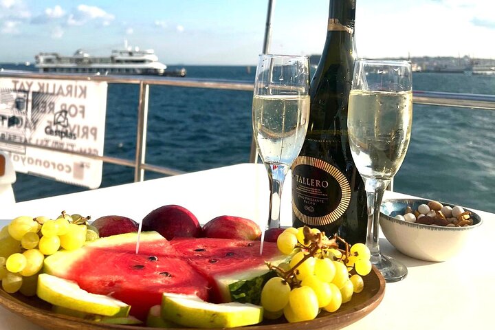 Croisière en yacht de luxe sur le Bosphore d'Istanbul au coucher du soleil, passant devant des monuments emblématiques, photo 6 | wizardtrip